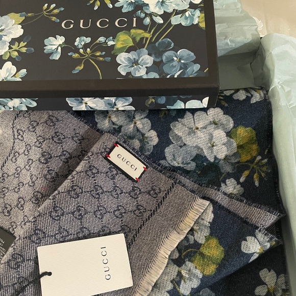 Gucci Wool Bloom Reversible Scarf - Picture 1 of 2